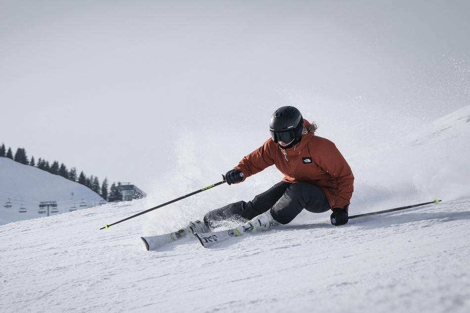 Ein Skifahrer fährt sportlich auf einer frischen Piste