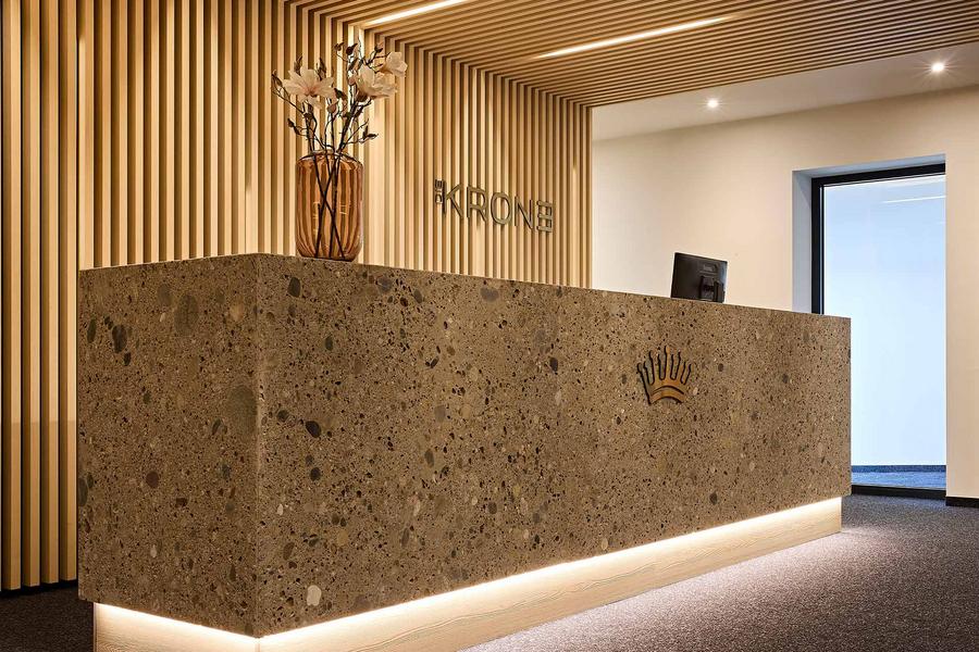 Aufnahme der neu renovierten Rezeption im Hotel Krone mit großem Thresen aus massivem Stein