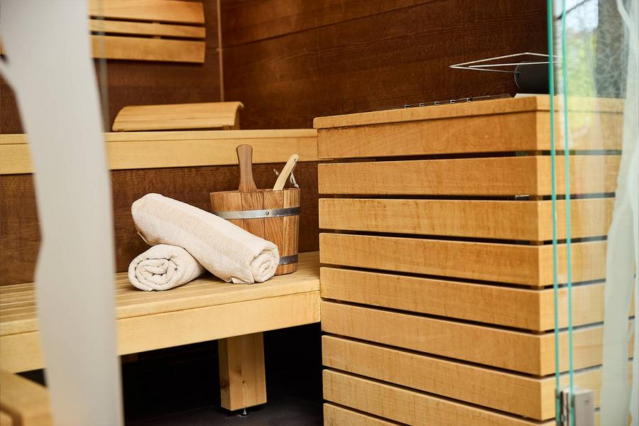Detailaufnahme einer Sauna mit Handtüchern