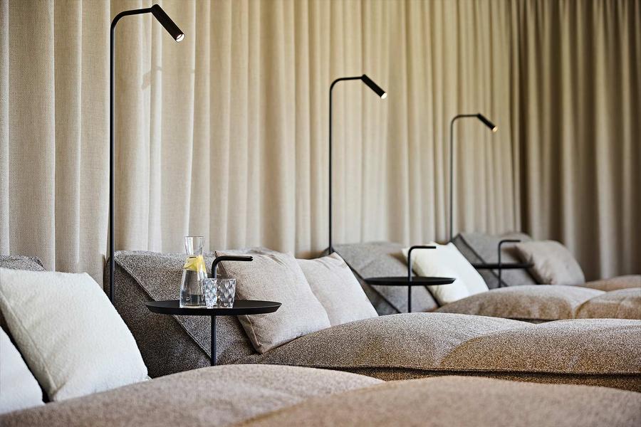 Blick in einen neuen Ruheraum des Hotels mit gemütlichen Liegen und Sesseln