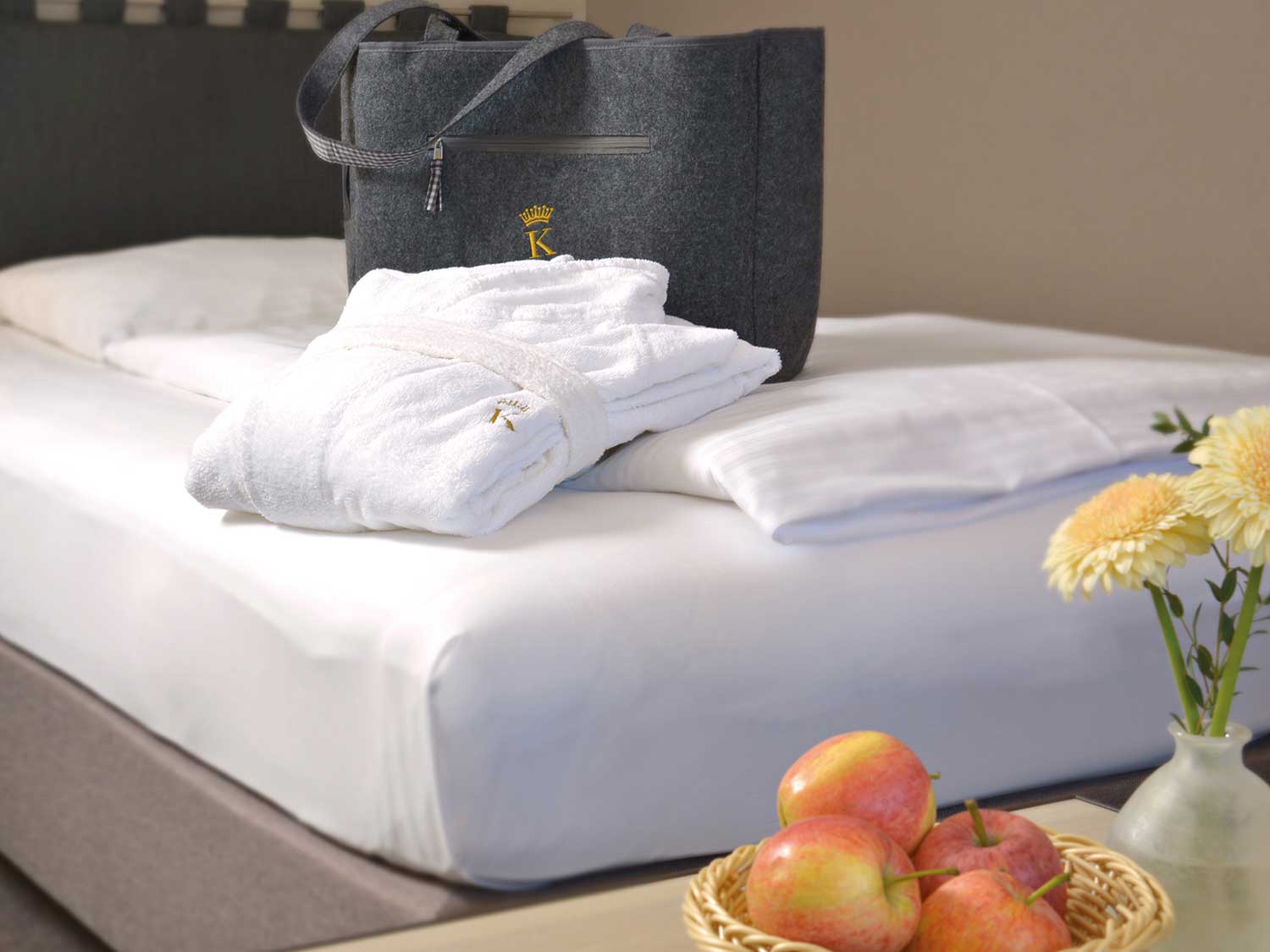 Einzelzimmer Premium Bett, Spa Tasche, Äpfel, Blumen
