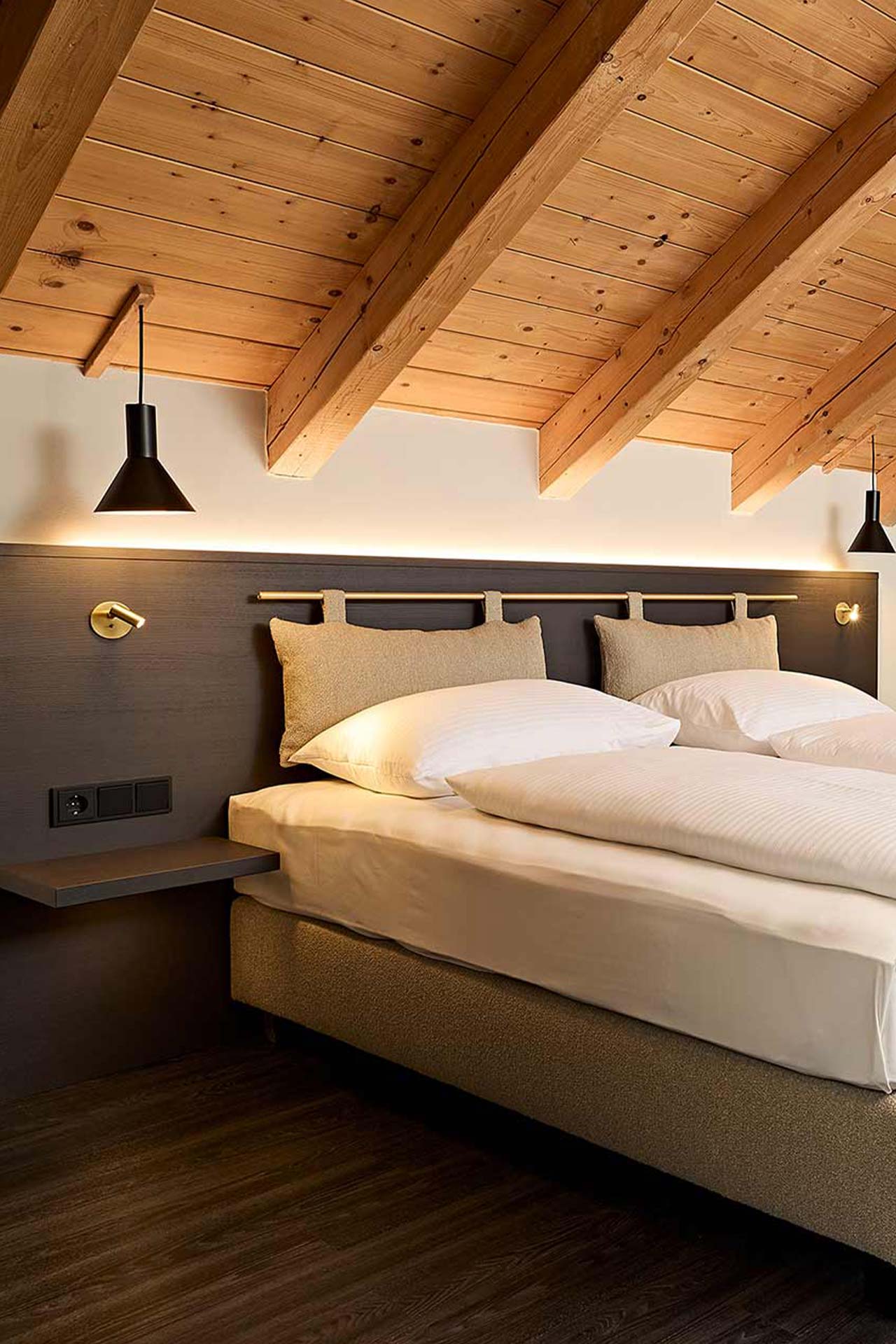 Blick in eines der neu renovierten Doppelzimmer mit gemütlicher Holz Dachschräge