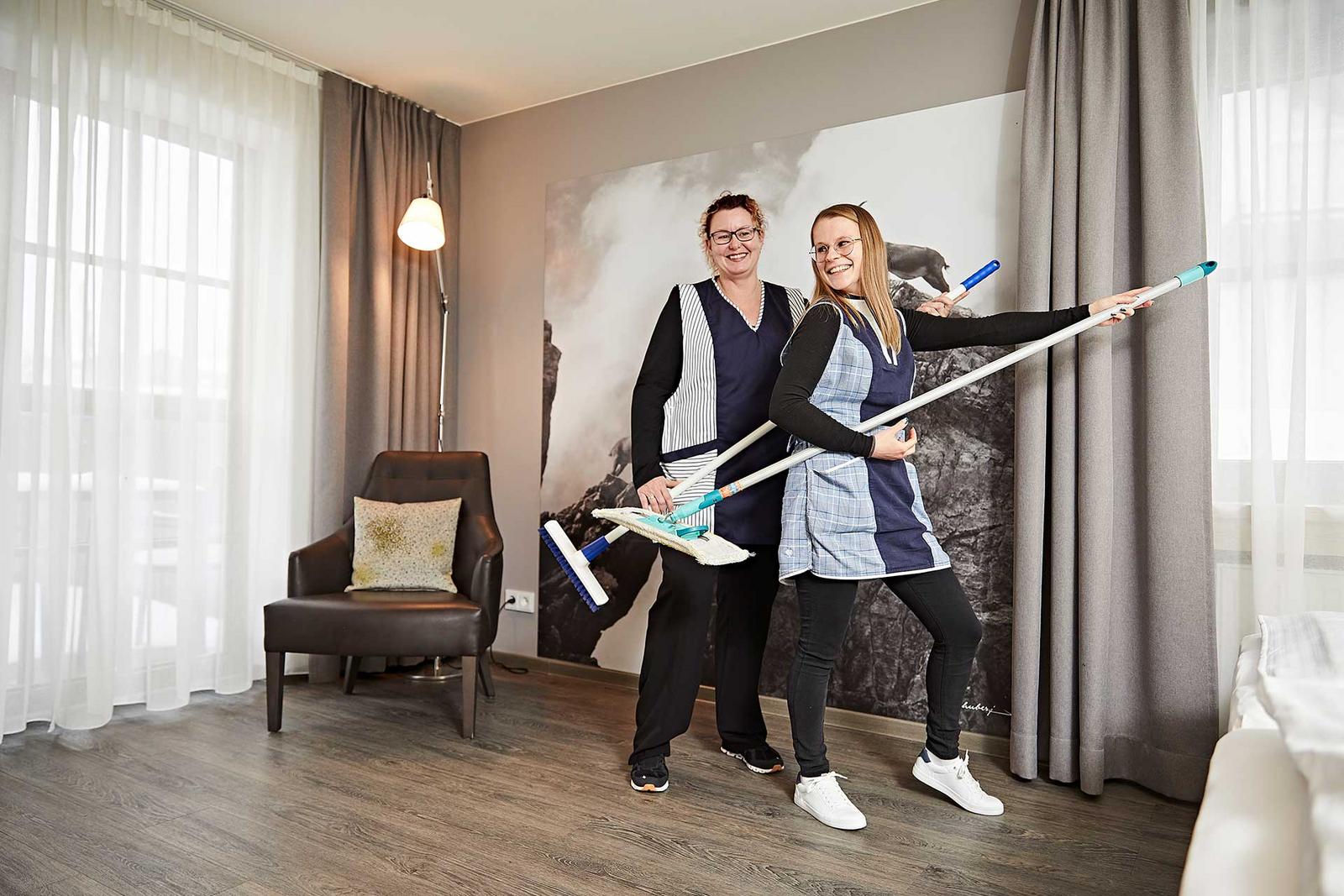 Zwei Houskeepingkräfte haben Spaß bei der Arbeit