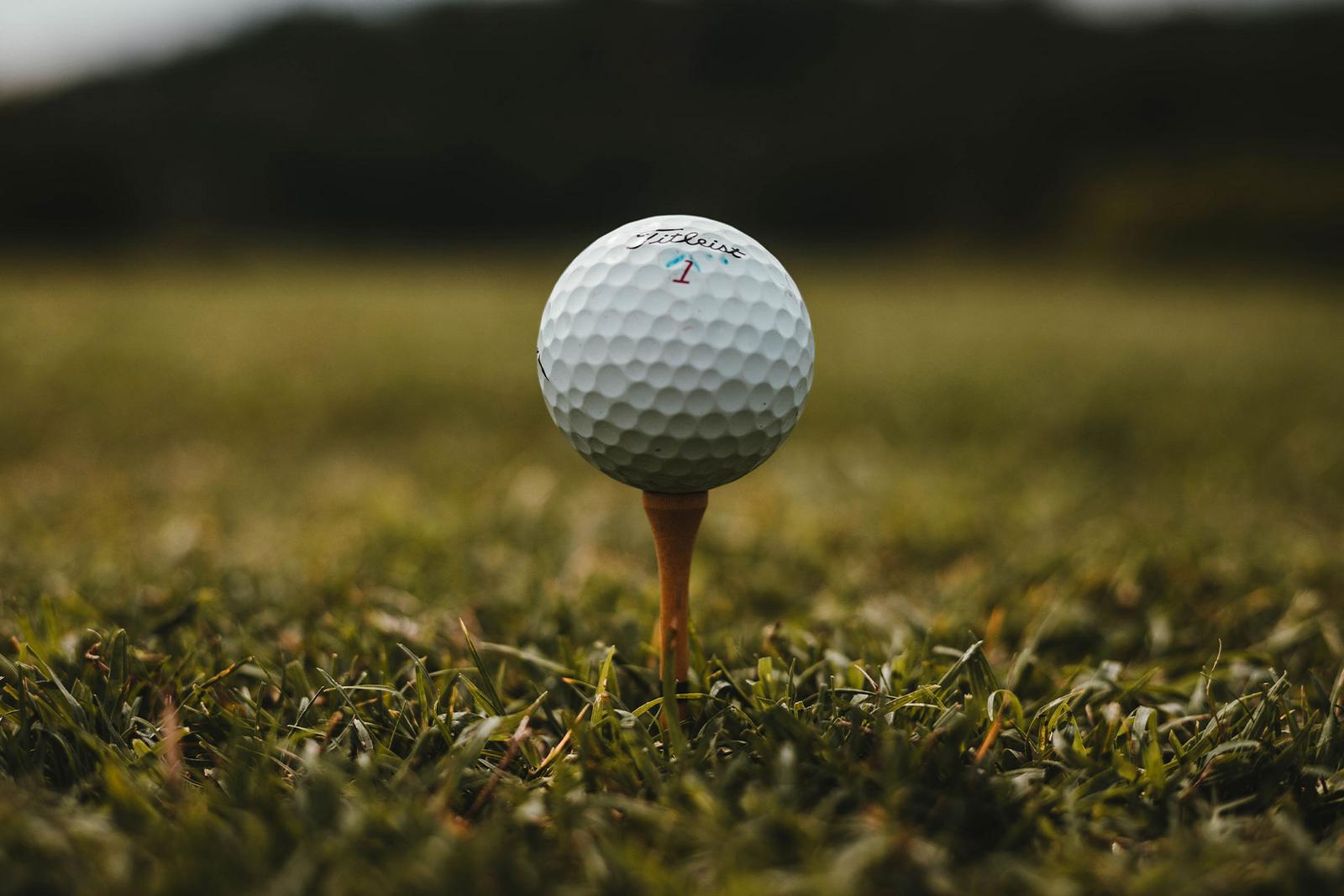 Ein Golfball auf dem Rasen