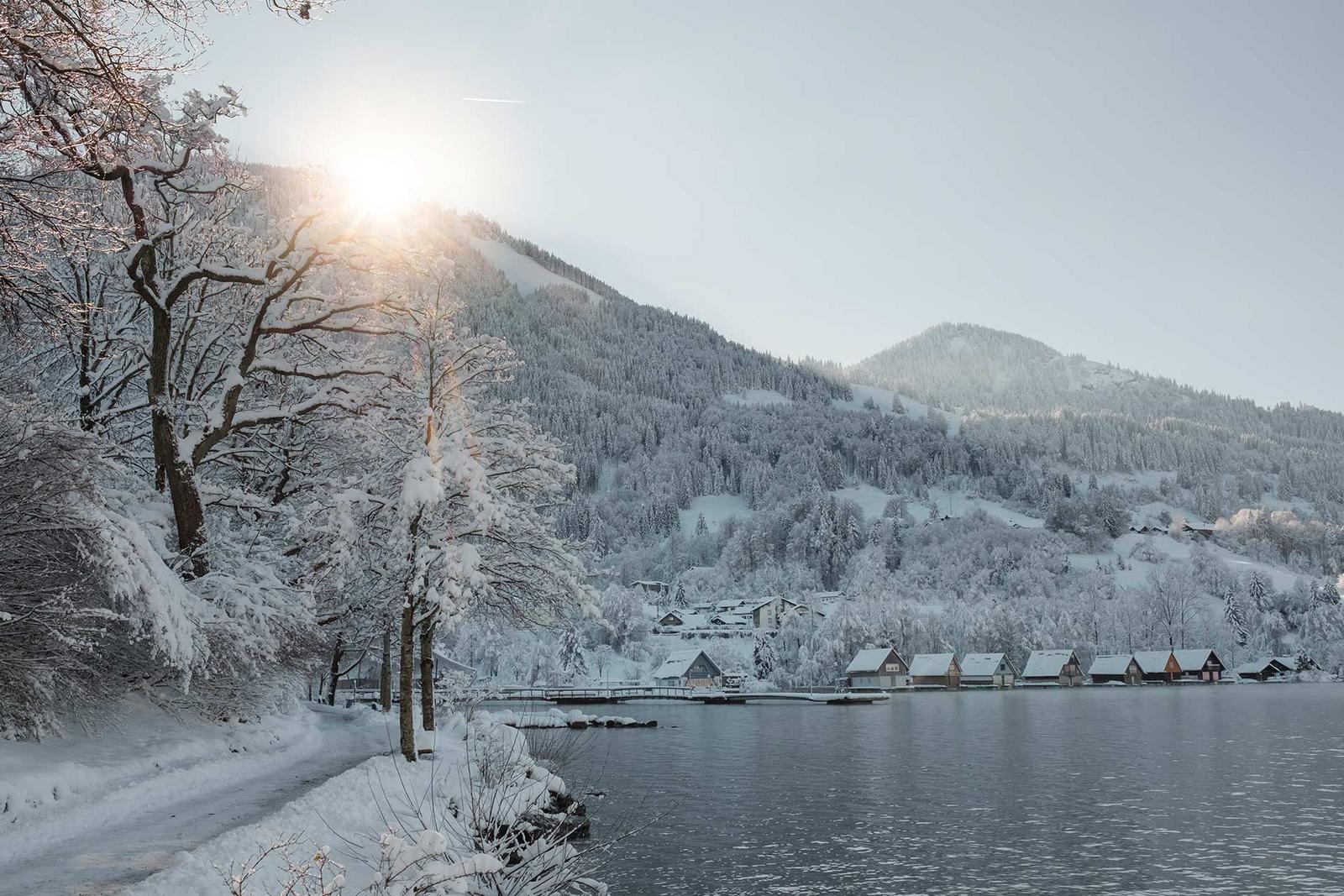 der winterlich verschneite Alpsee im Sonnenschein