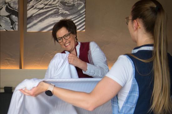 zwei Housekeepingkräfte bei der Arbeit