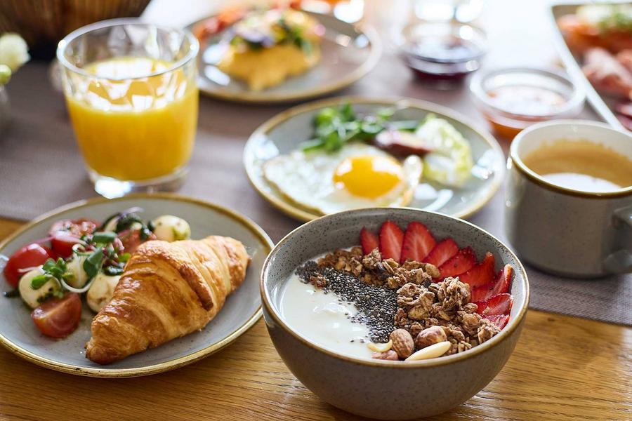 Bild eines üppig gedeckten Frühstückstisches