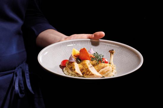 Bild eines leckeren Gerichts mit saftigem Hühnchen und Gemüse