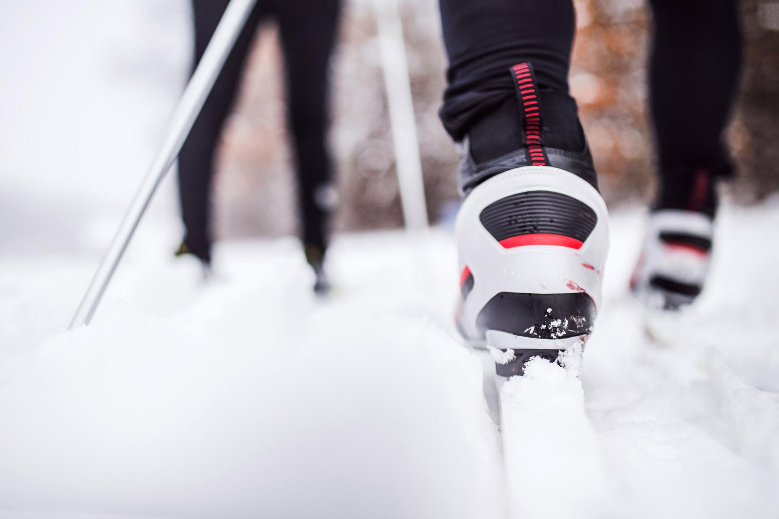 Detailaunfahme zweier klassischer Langläufer in der Loipe