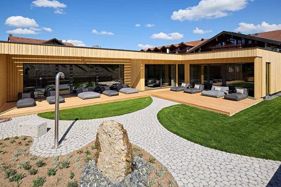 Außenaufnahme des neu angelegten Krone Spa Bereichs im Sommer