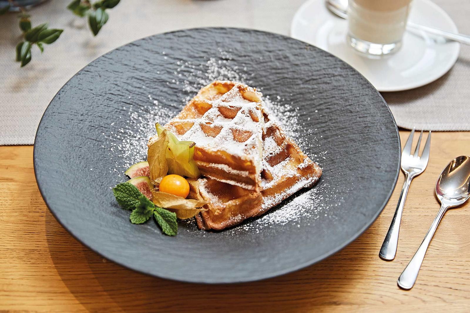 Bild einer mit Puderzucker garnierten Waffel