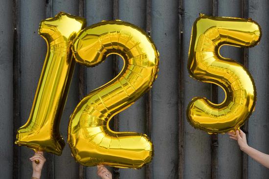 Aufnahme dreier Luftballons die die Zahl 125 bilden