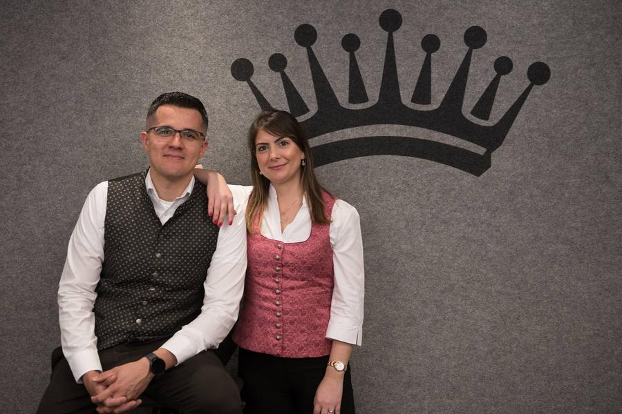 Portrait zweier Servicekräfte