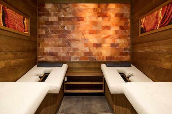 Zwei Infrarotliegen im Spabereich des Hotels
