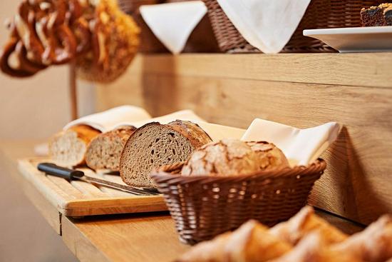 Frühstücksbuffet mit verschiedensten Brotsorten im Hotel Krone