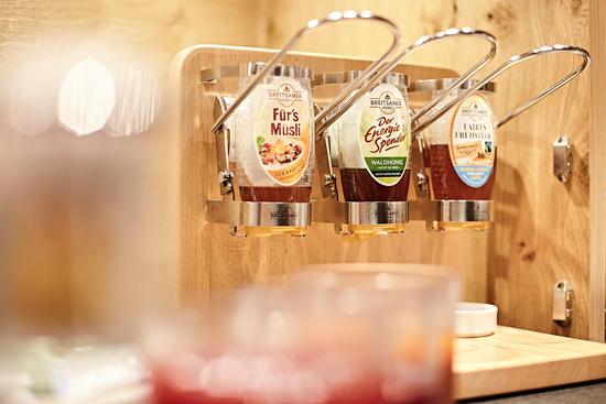 verschiedene Marmeladen, Honig und Aufstriche am Frühstücksbuffet des Hotels