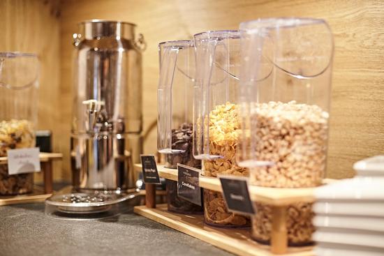 Verschiedene Cerealien und Müslis am Frühstücksbuffet des Hotels