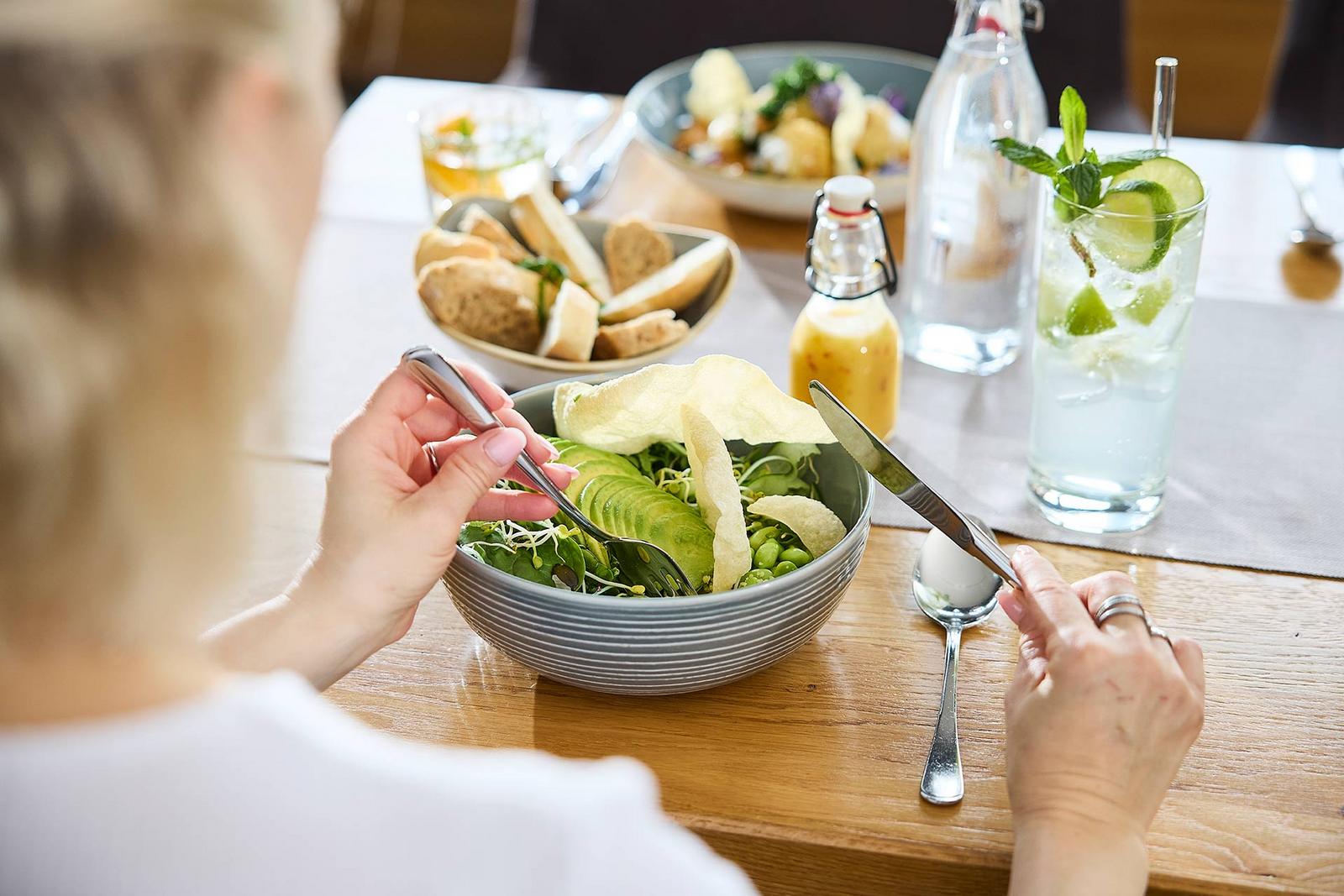 Eine Frau genießt eine frische Salatbowl