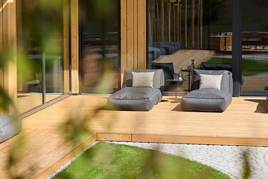 Blick auf die Sonnenterrasse des Spa Bereichs mit gemütlichen Liegen