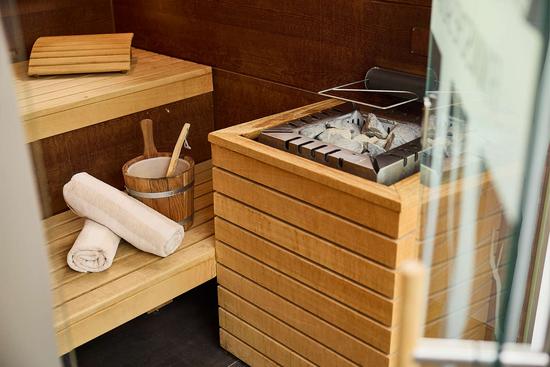 Blick in eine Sauna des Spabereichs