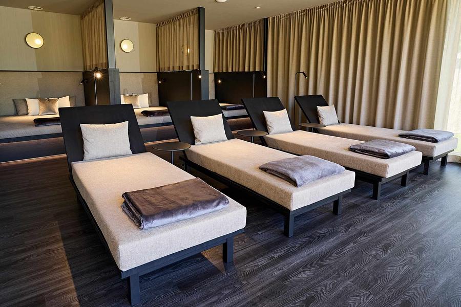 Blick in einen der neuen Ruheräume im Hotel Krone mit gemütlichen Liegen und ruhigen Nieschen