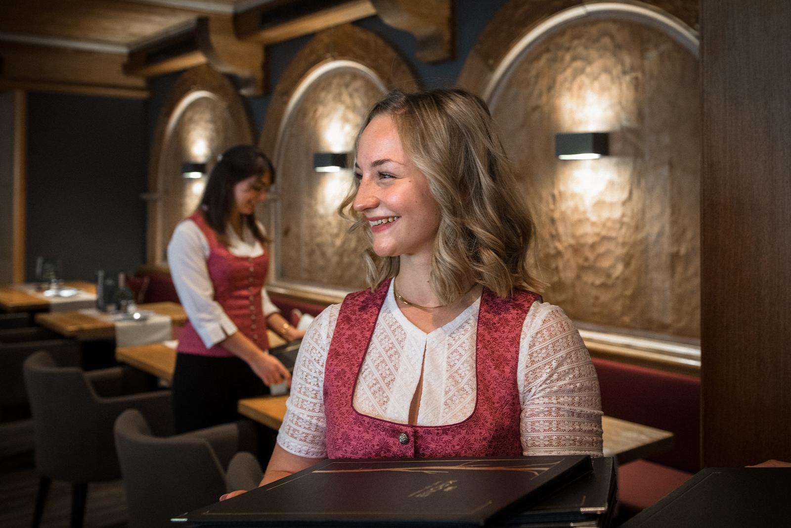 zwei Servicekräfte beim Eindecken der Tische