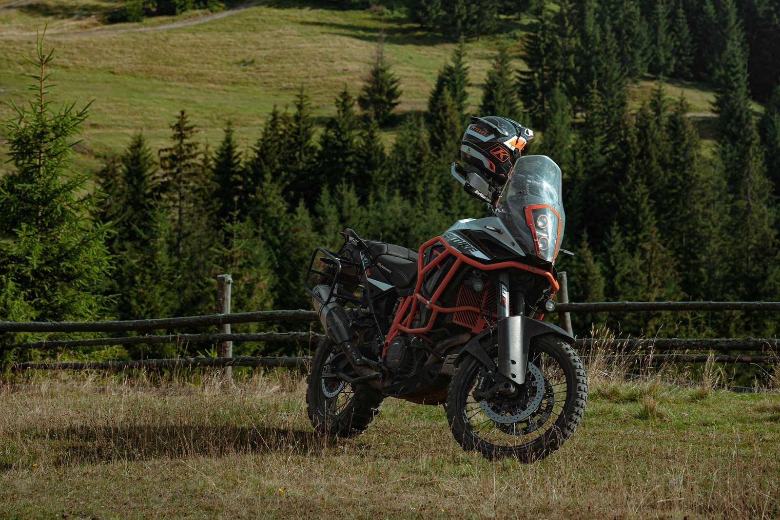 Bild eines abgestellten Motorrads im Grünen