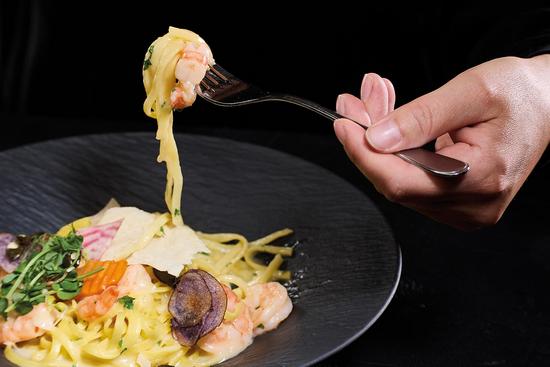 Aufnahme eines frischen Tellers Spagetti in Gemüse Sauce mit frischen Garnelen