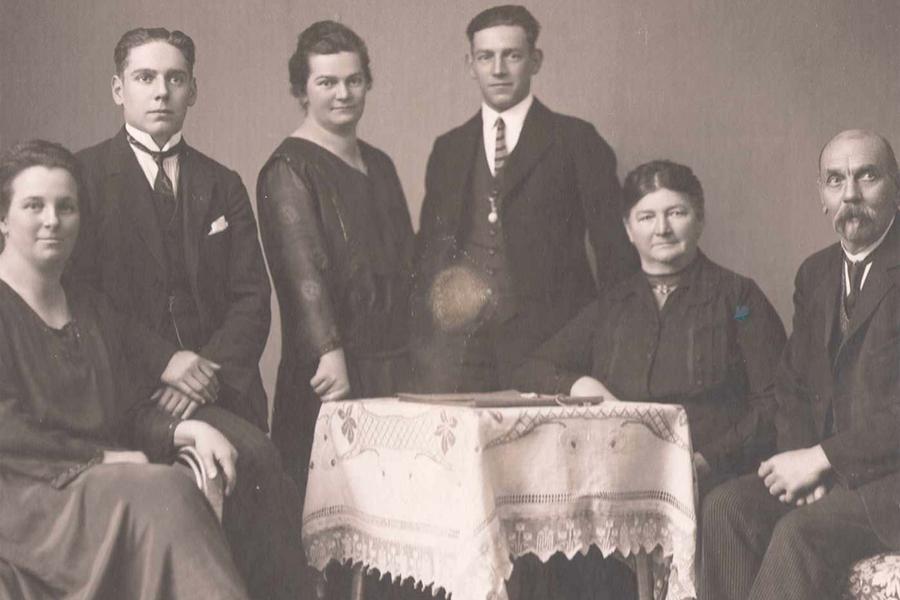 Historische Aufnahme der Gastgeberfamilie Schafroth in der Krone in Stein