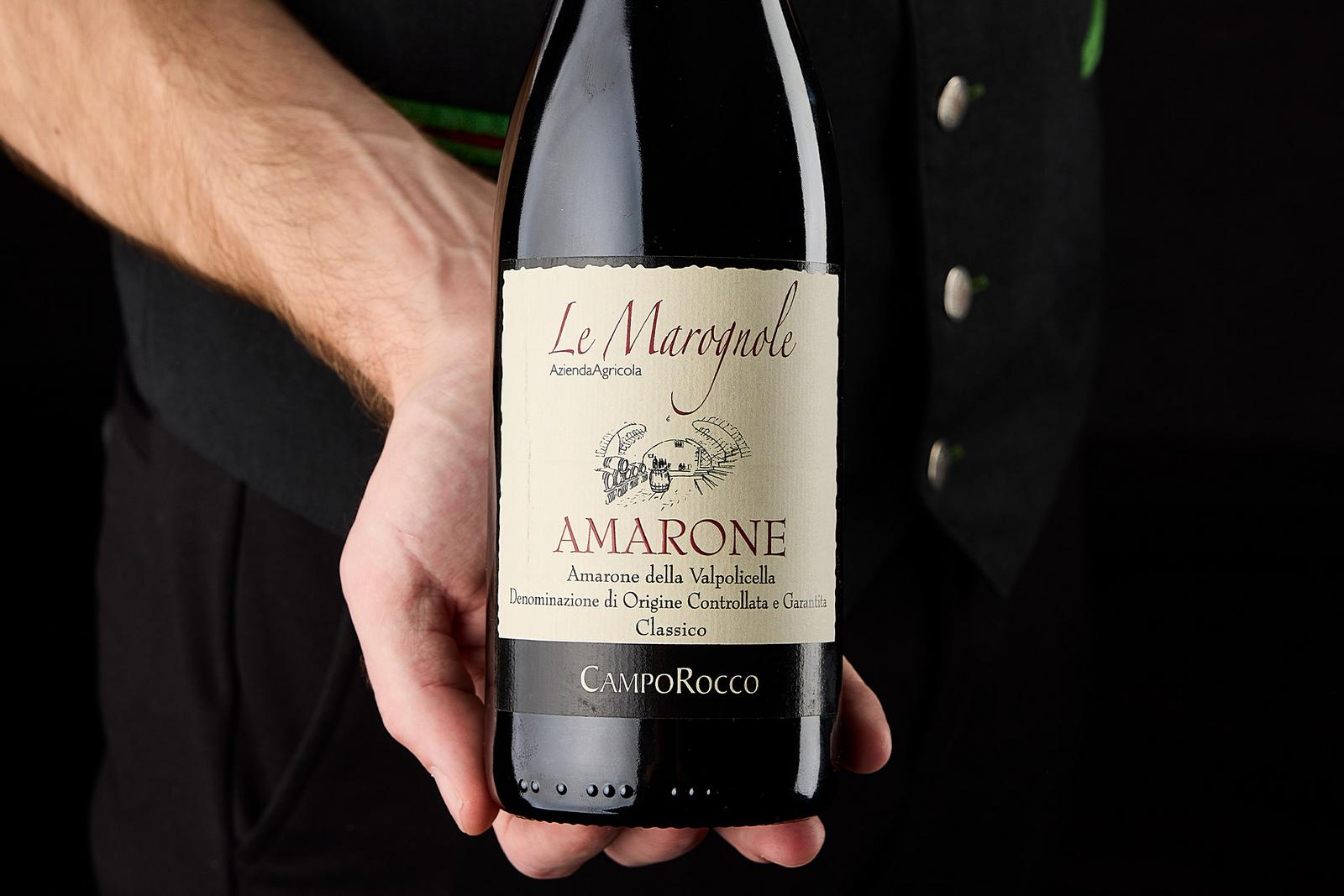 Ein Kellner präsentiert eine Weinflasche