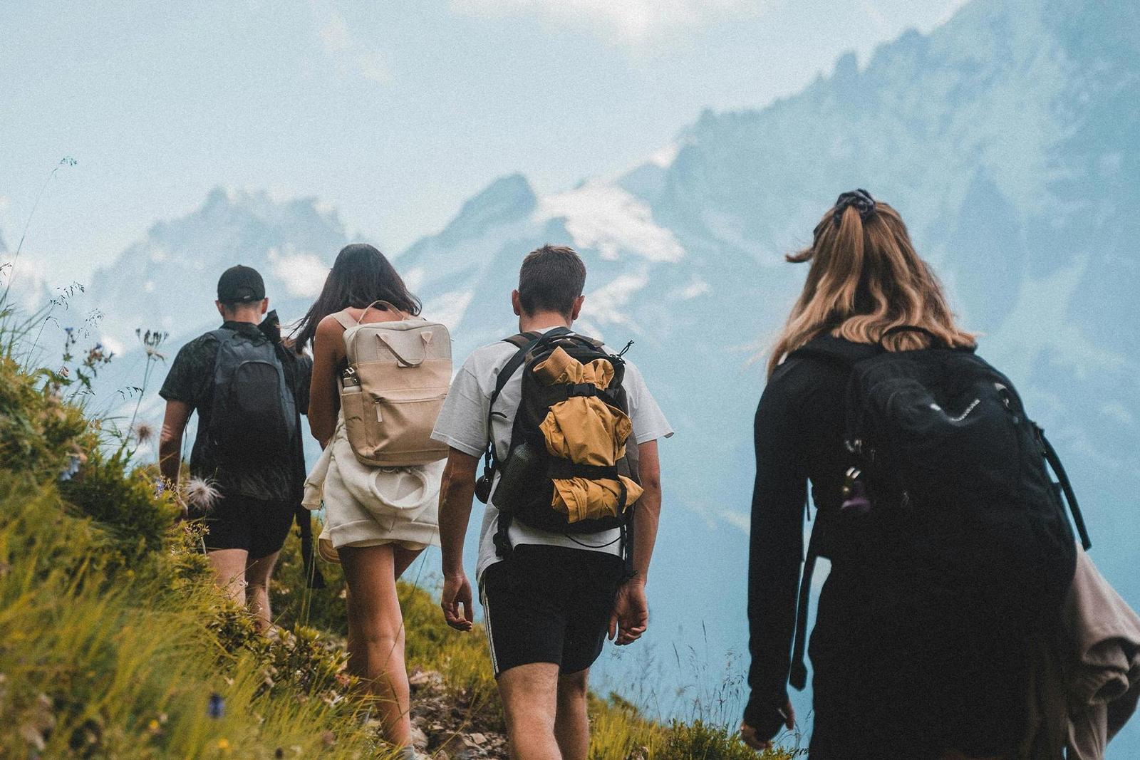 4 Wanderer wandern durch die Berge