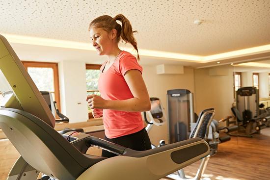 Fitnessraum im Hotel Krone in Immenstadt Stein. Eine Frau läuft auf einem Laufband