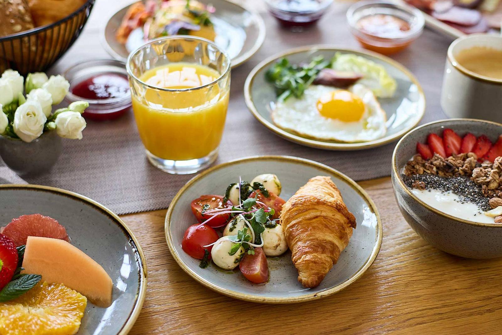 Bild eines üppig gedeckten Frühstückstisches