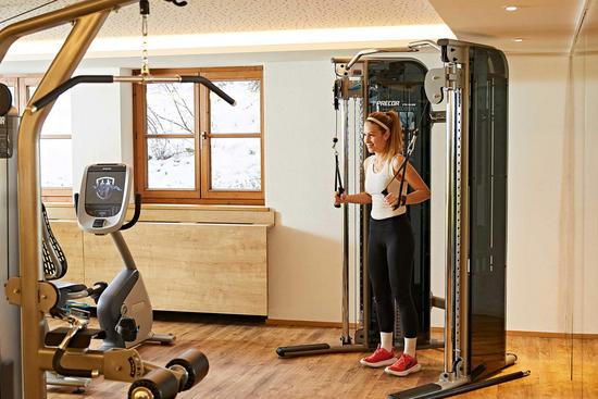 Eine Frau trainiert im Fitnessraum des Hotel Krone in Immenstadt