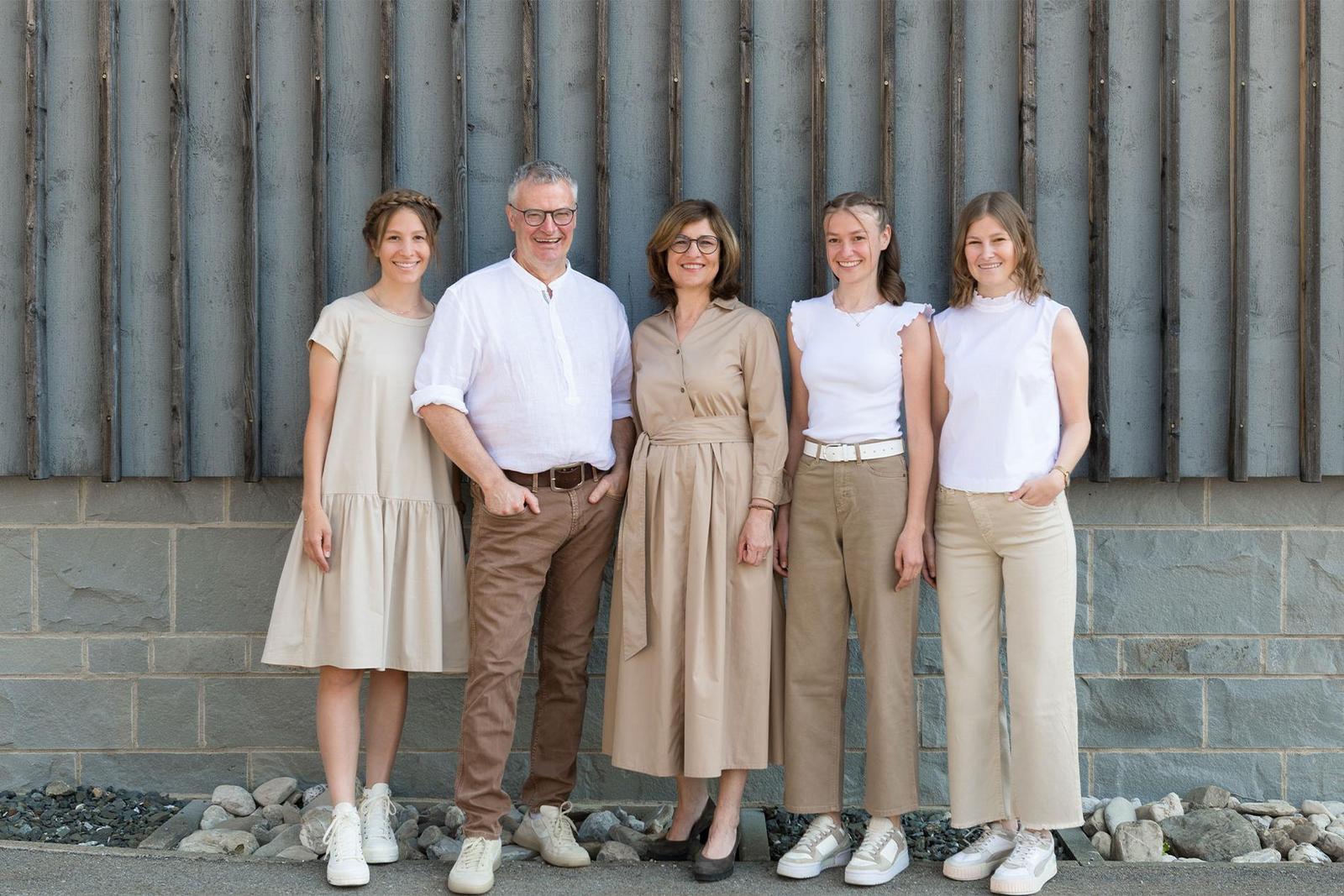Die Gastgeberfamilie Schafroth mit Sabine, Helmut und ihren drei Töchtern