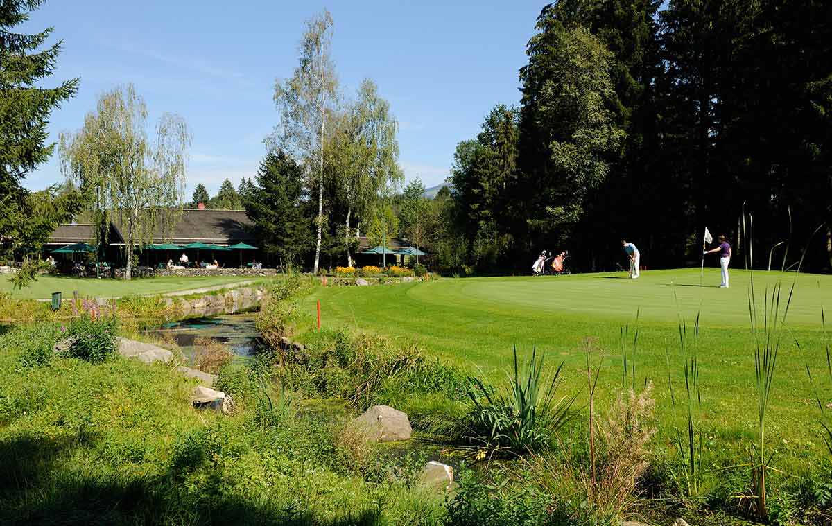 Golfplatz Green mit Golfhaus