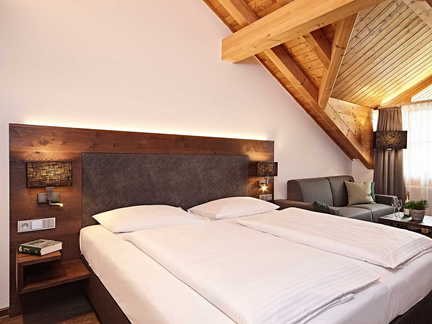 Doppelzimmer Deluxe Bett mit offenem Dachgiebel 