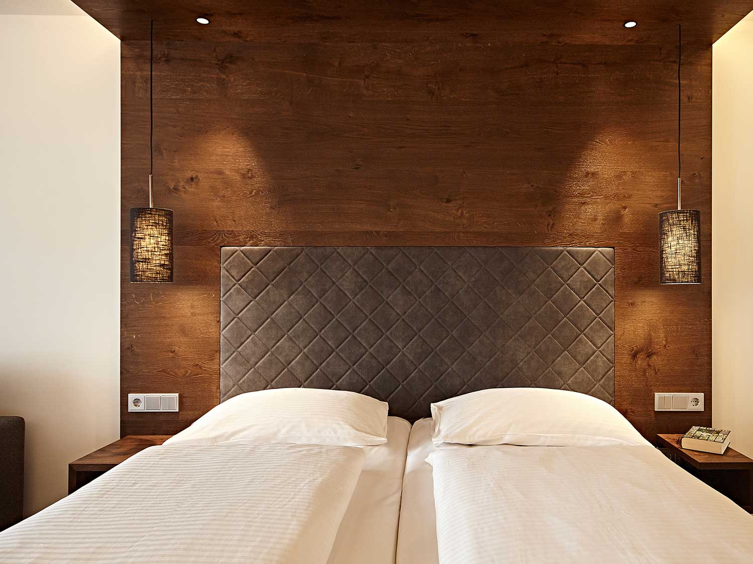 Doppelzimmer Deluxe Bett mit und Leuchten mit weißer Bettwäsche