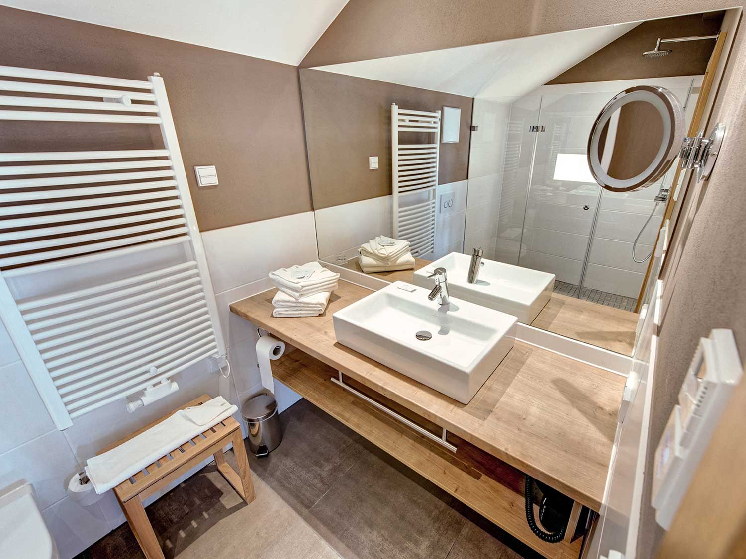 Doppelzimmer Exquist Badezimmer mit Handtuchwärmer, Spiegel und Waschbecken