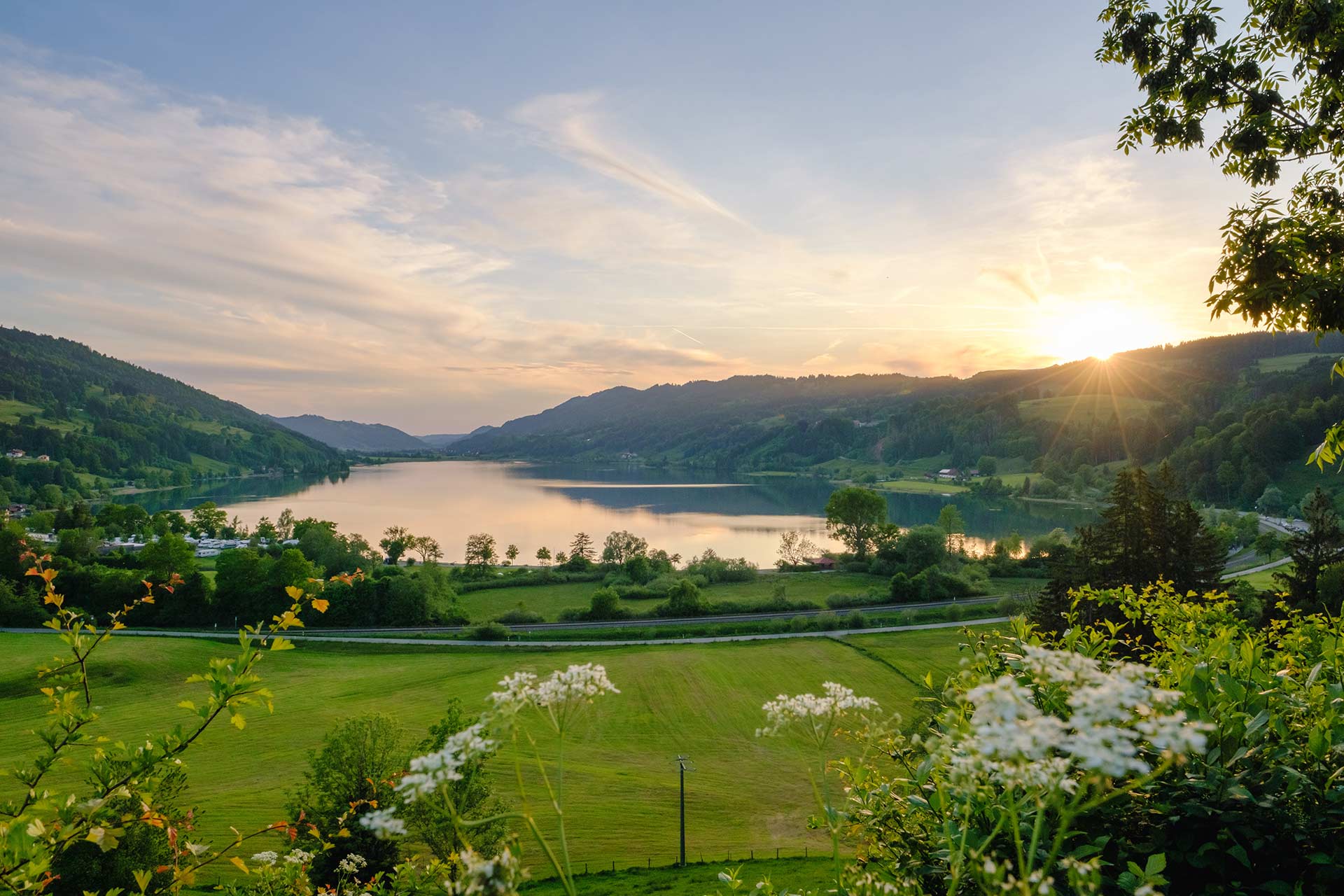 Blick hinunter auf den Alpsee im Frühling bei Sonnenuntergang