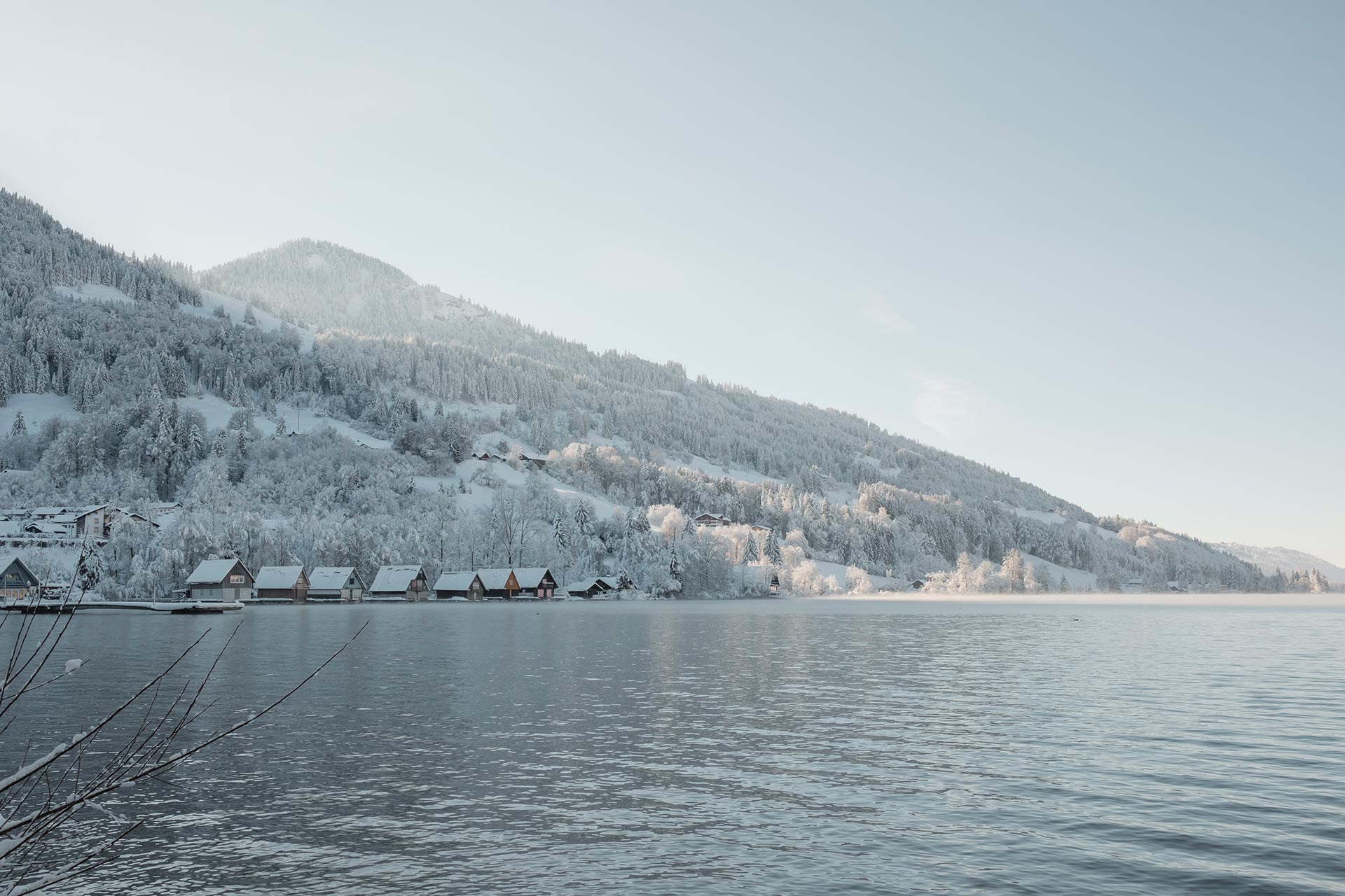 der winterlich verschneite Alpsee im Sonnenschein