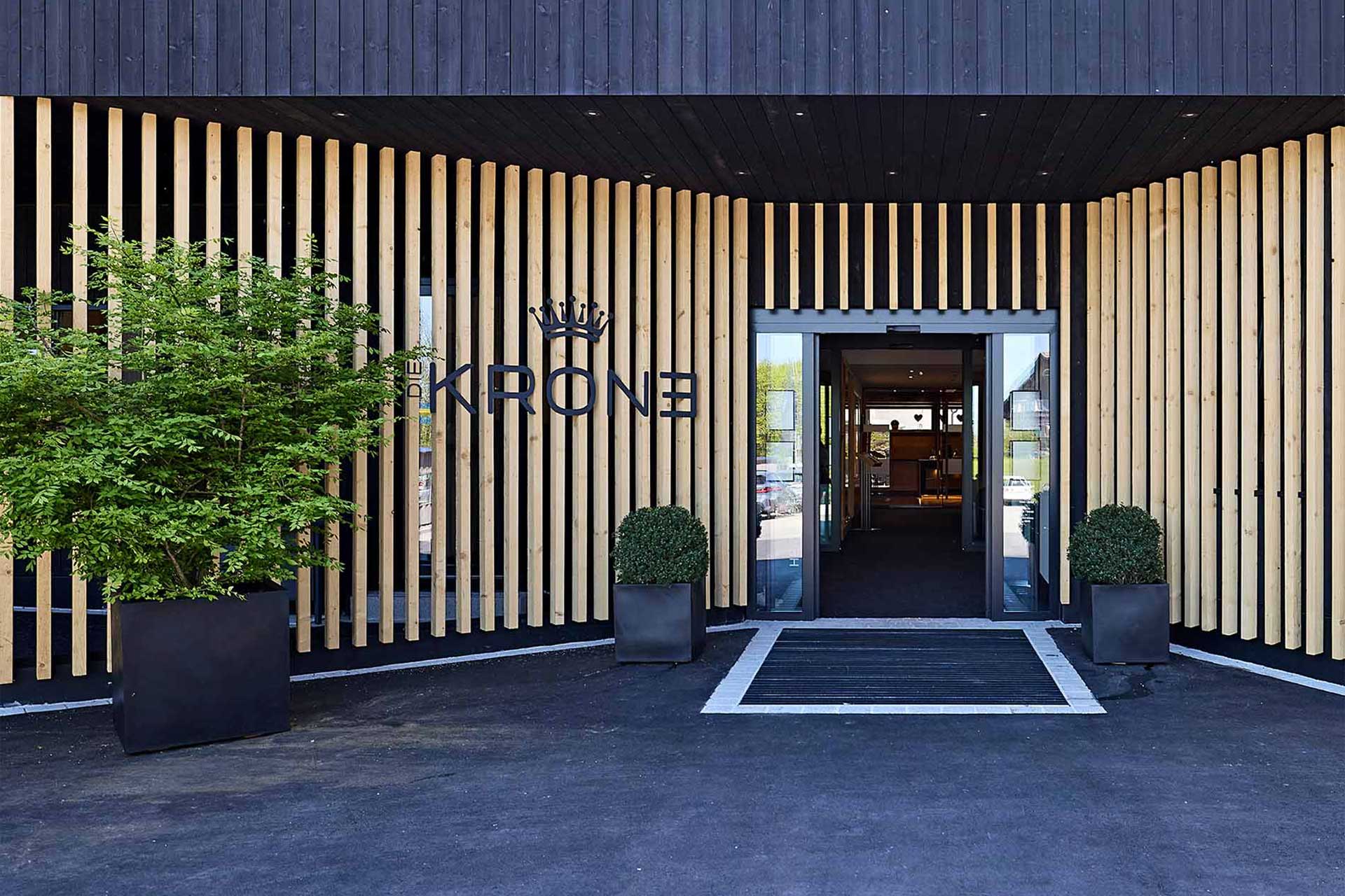Eingangsbereich des Hotel Krone in Stein mit Logo und Beflanzung