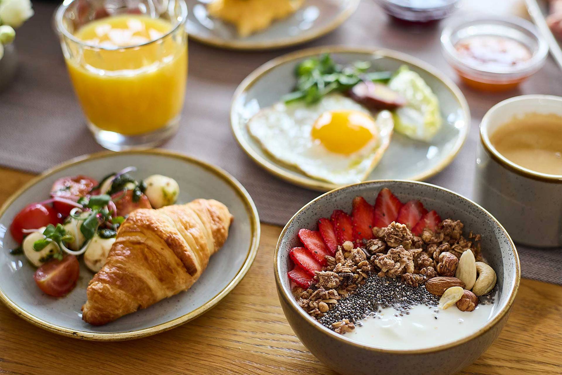 Bild eines üppig gedeckten Frühstückstisches