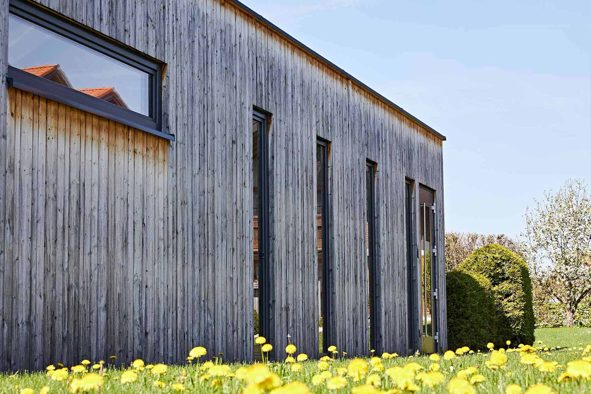 Außenansicht des Spagebäudes im Sommer