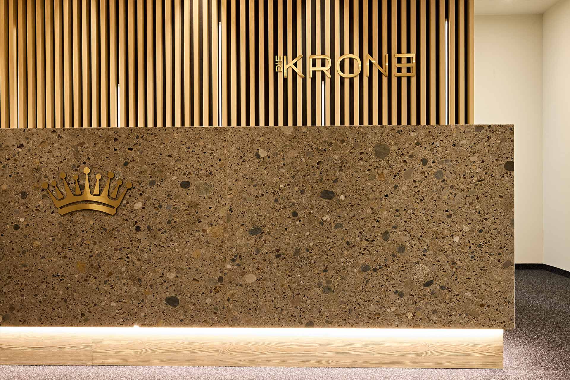 Blick auf den neuen Rezeptionsthresen aus massivem Allgäuer Gestein