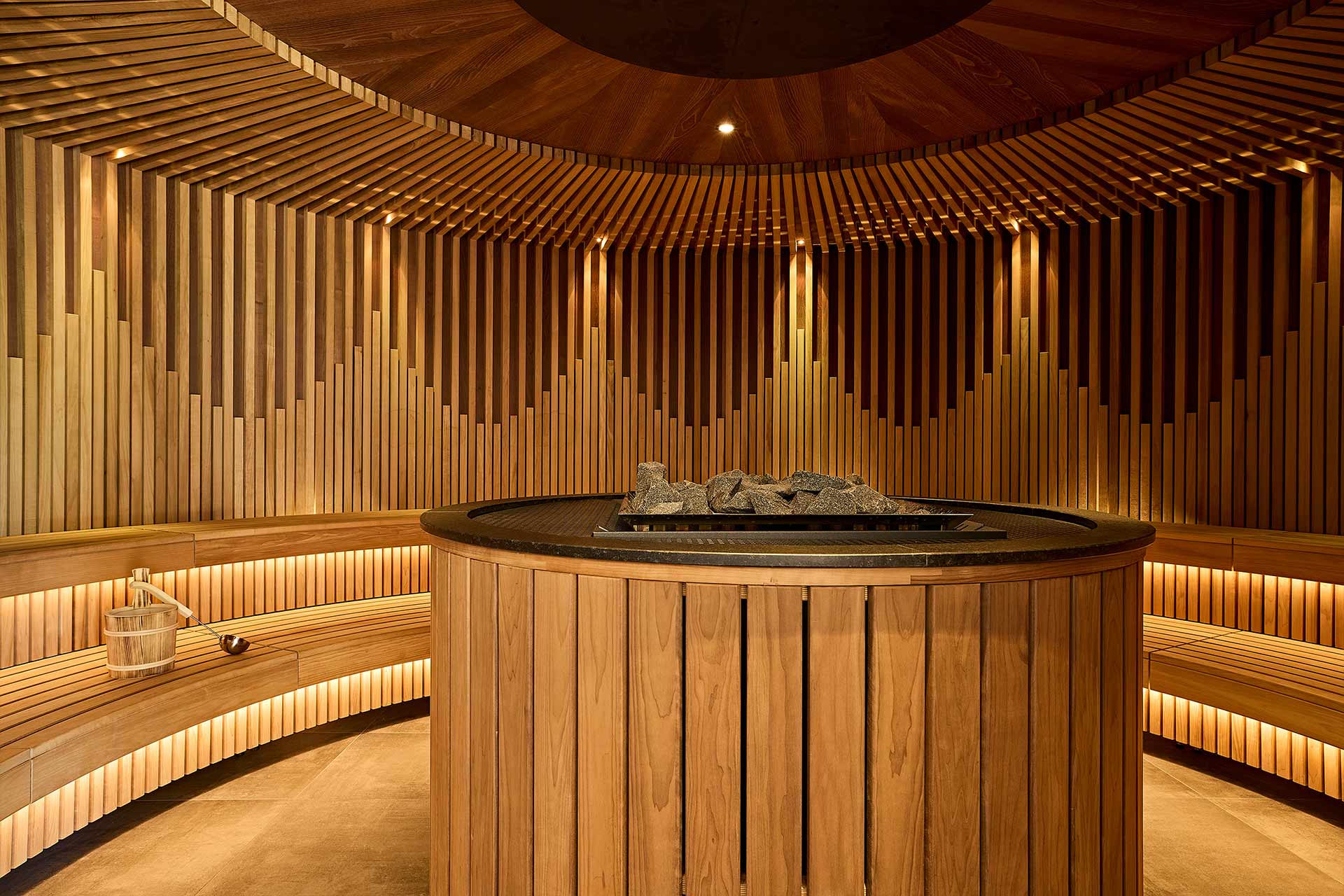 große, moderne finnische Sauna im neuen Spabereich des Hotels