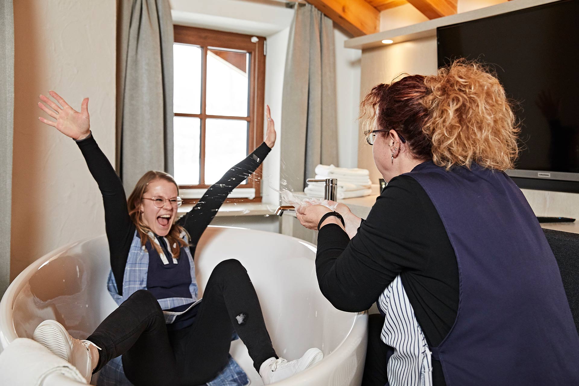 Zwei Damen des Housekeeping haben Spaß bei der Arbeit