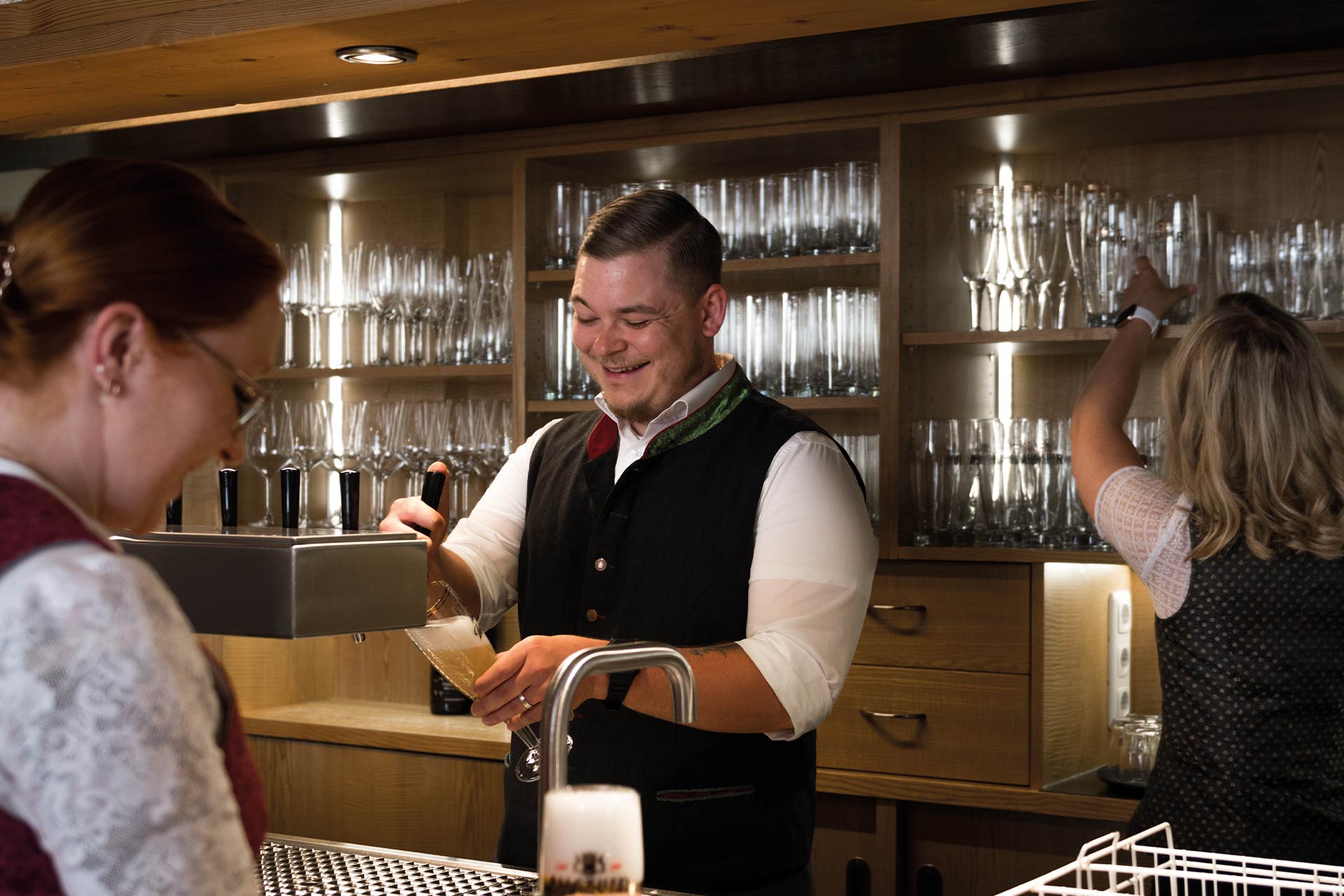 Bild dreier Servicekräfte am Ausschank des Restaurants