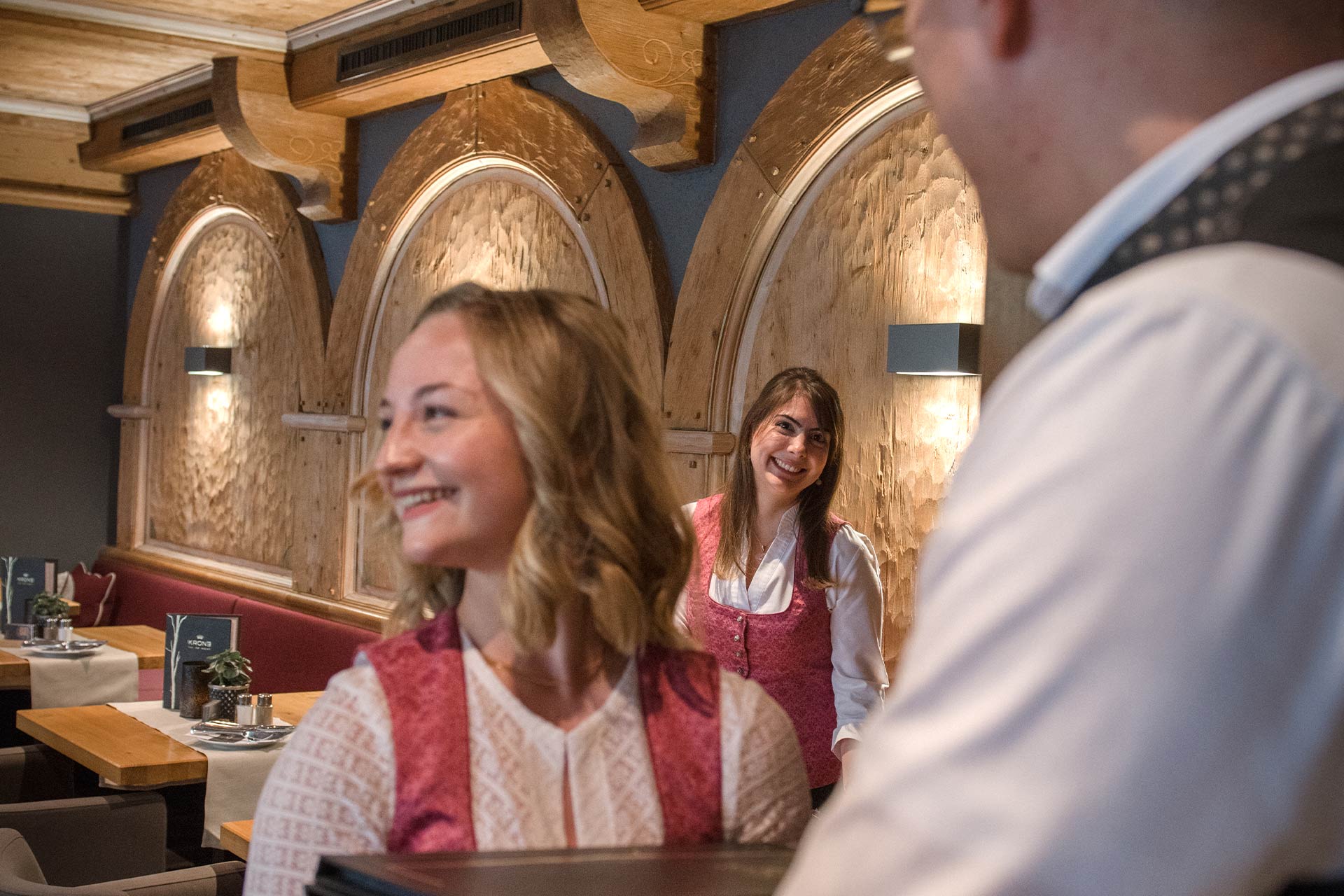 Drei Servicekräfte beim Eindecken der Tische