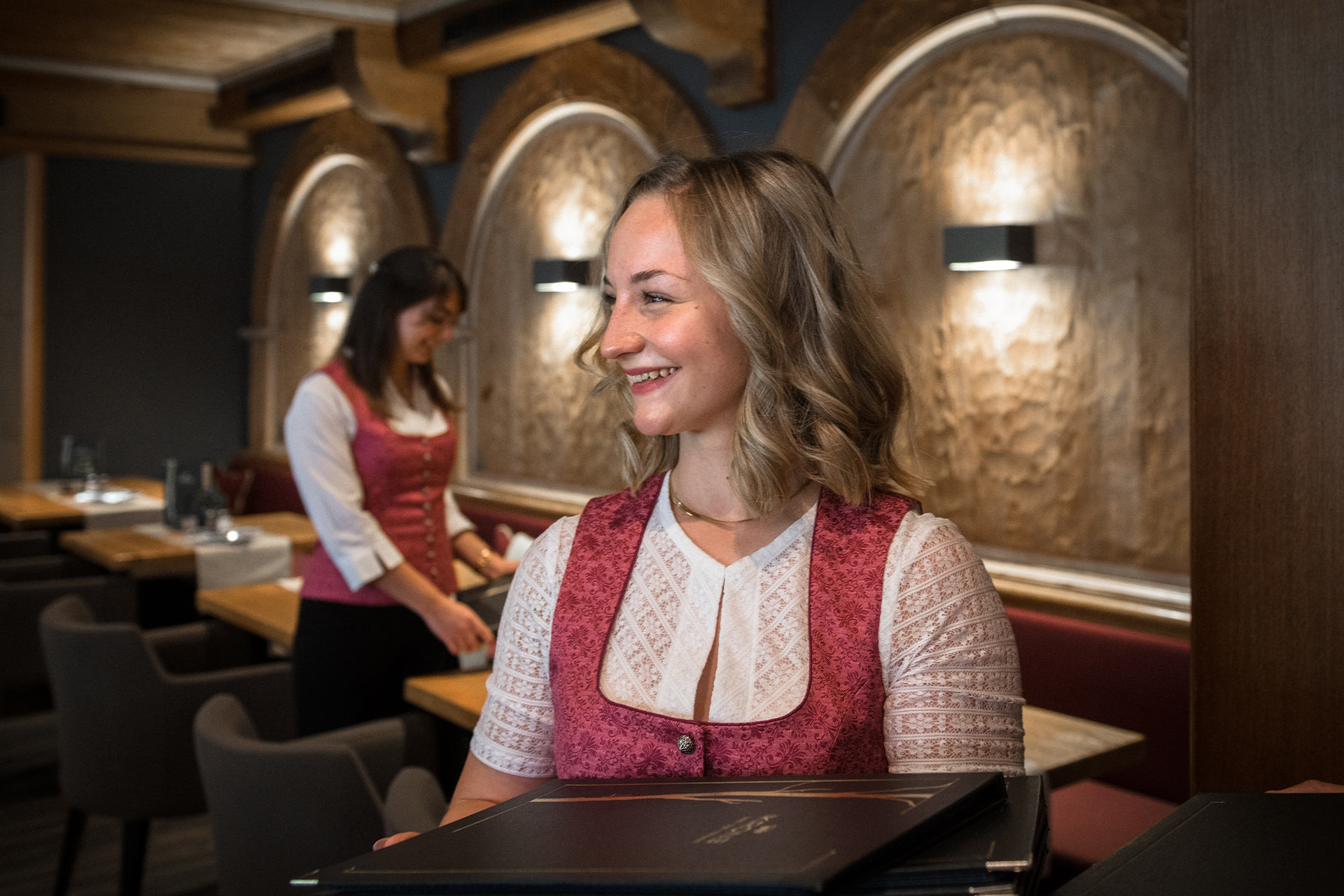 zwei Servicekräfte beim Eindecken der Tische